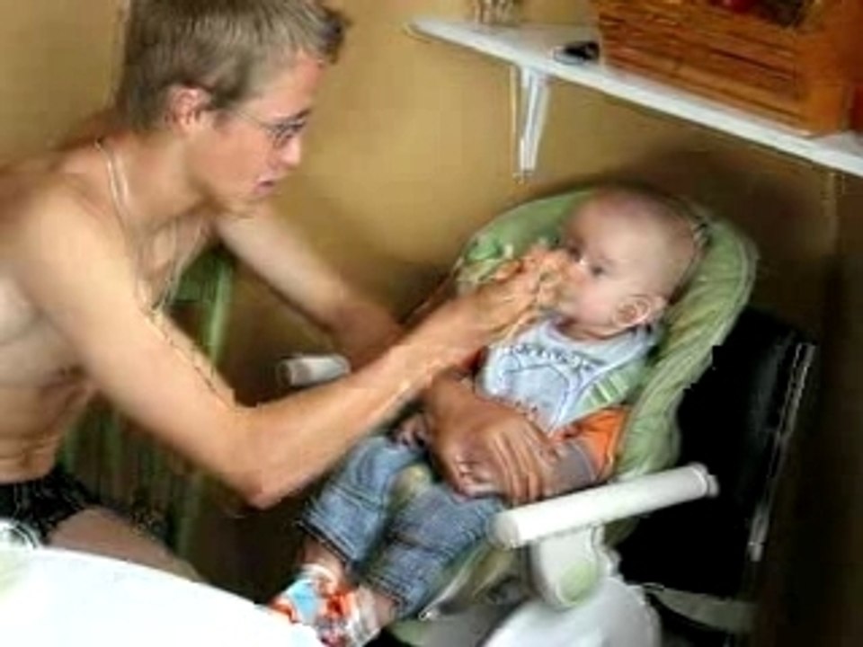 23-08 Une cuillère pour Papa, une cuillère pour Maman...