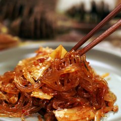 그냥 잡채도 맛나지만 야식으로는 매콤한게 짱이지!! 김치볶음잡채★ [만개의레시피]