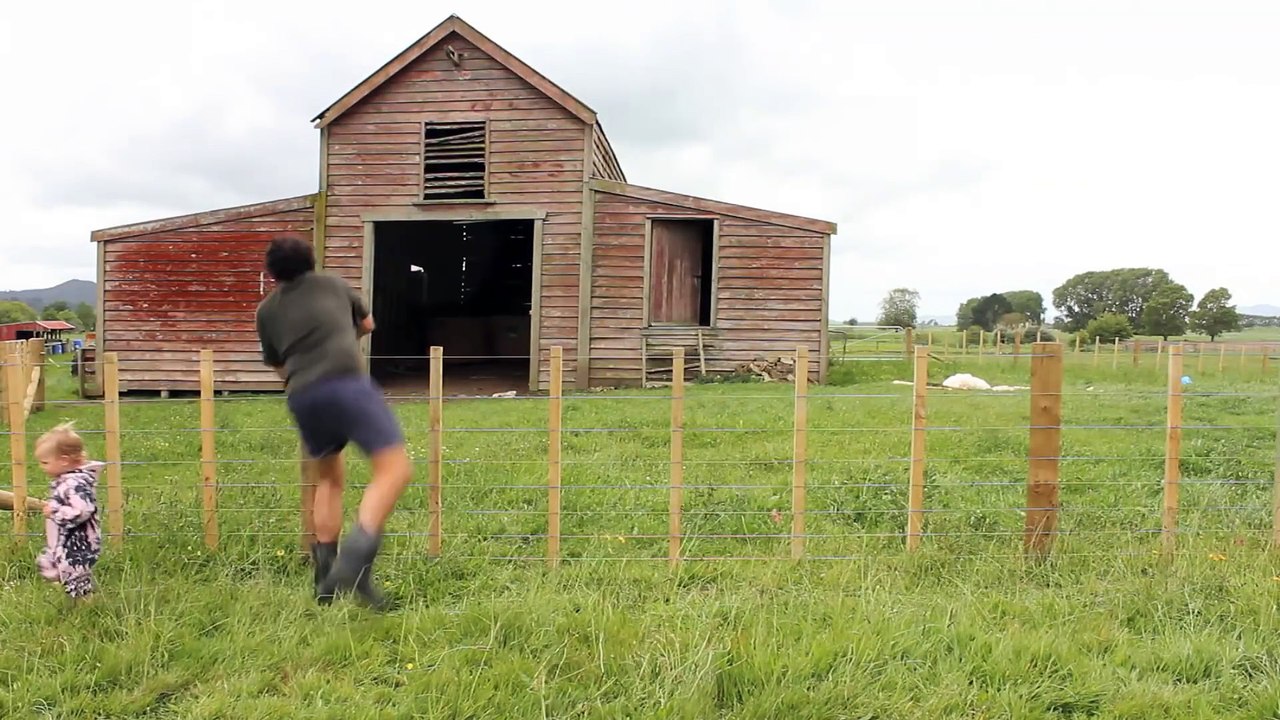 Enseigner à son bébé comment escalader une barrière lol