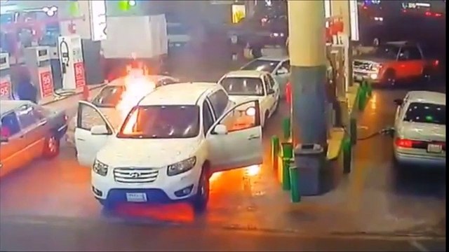 Cette voiture prend feu à la station service avec les passagers !