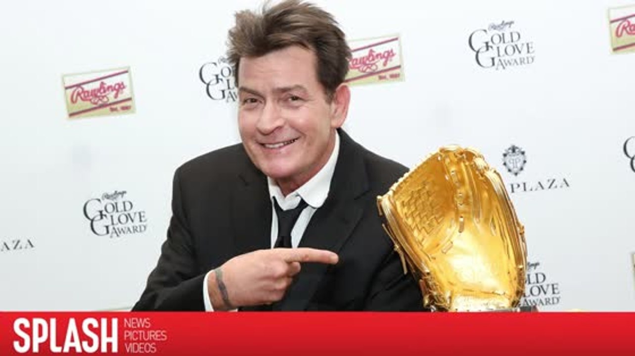 Charlie Sheen verlässt einen Klub mit fast 20 Frauen