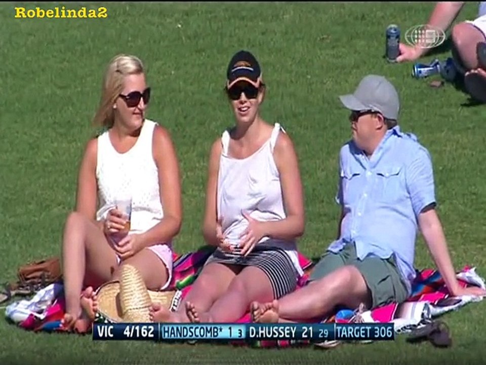 Elle se fait griller par le cameraman alors qu'elle mime un truc très bizarre... Ahahah