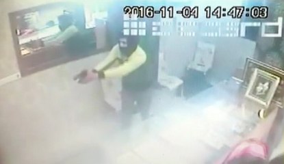 Esnaf, soygunculara çekiç ve sopayla karşı koydu