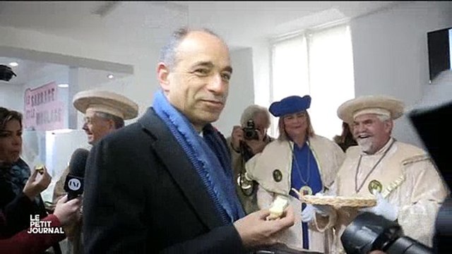 Jean-François Copé devant l'équipe du Petit Journal et apprend le prix... du brie de Meaux ! Vidéo