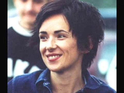 A to czego pragnę , do złudzenia przypomina zło. Co tkwi w Tobie dla mnie , brudzi moje ręce krwią . Więc dlatego pragnę bym tylko ja .....