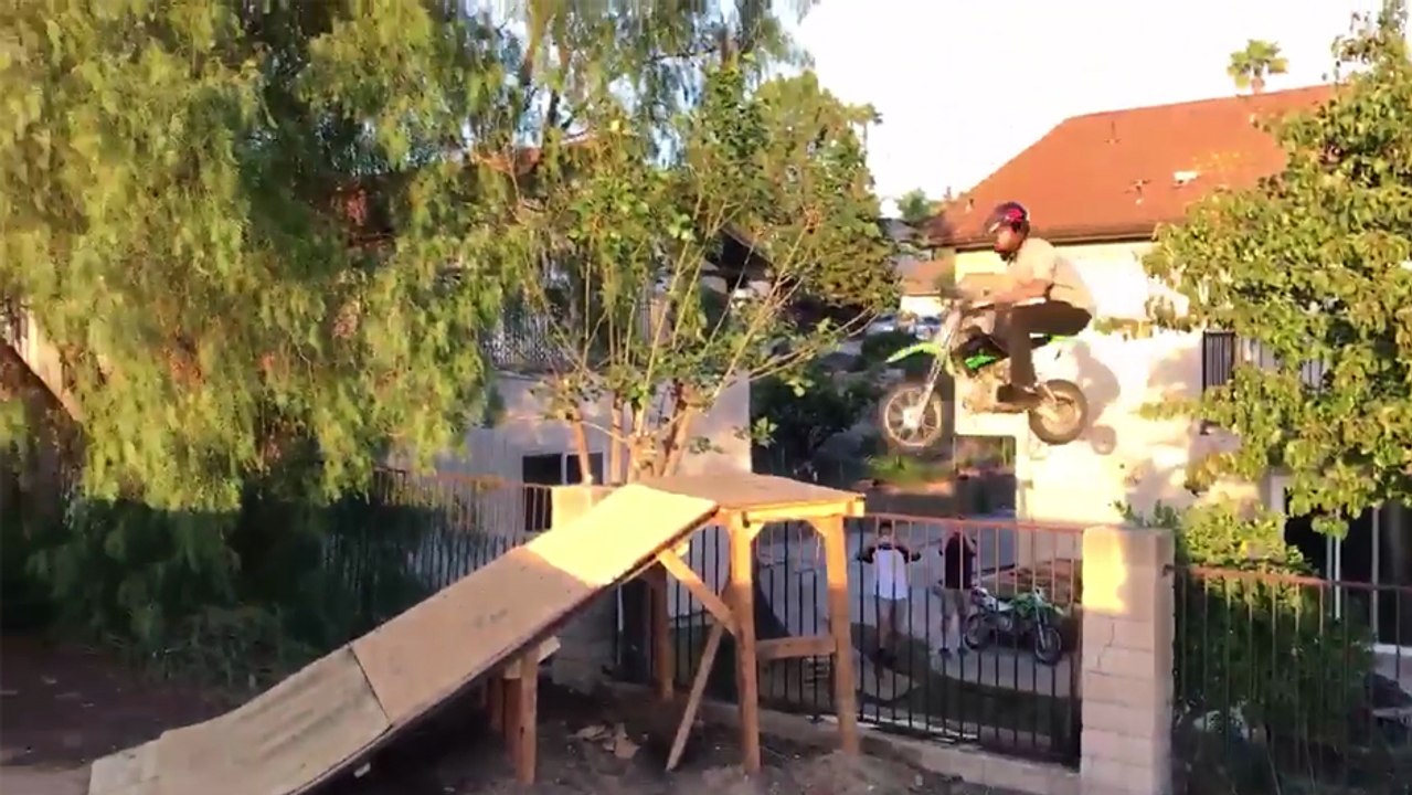 Il essaye de sauter un tremplin en dirtbike..