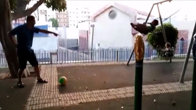 Cet abruti tire le ballon dans la tête de son fils qui fait de la balançoire
