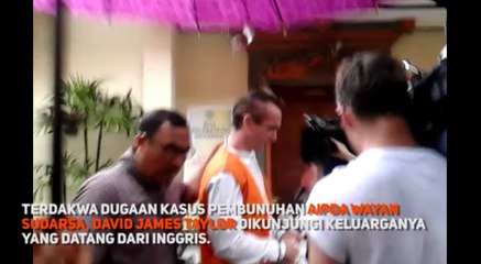WN Inggris Pembunuh Polisi Bali Ini Menangis Dipelukan Ibunda