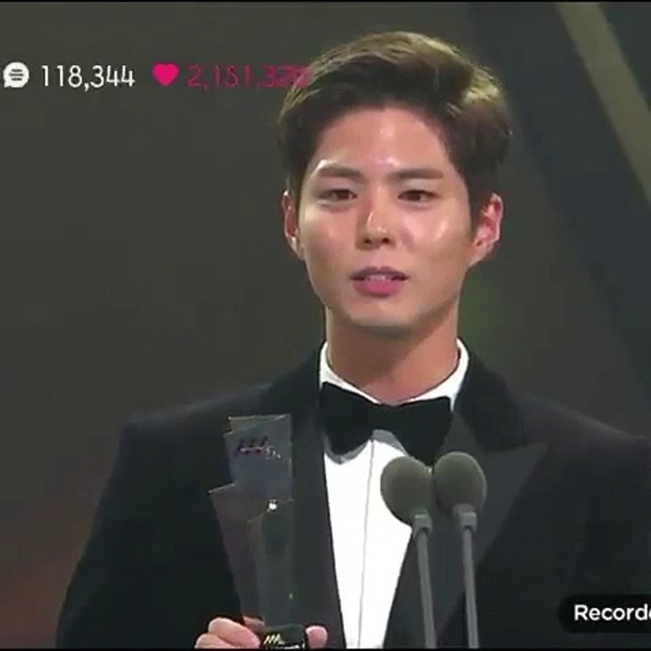 Park Bo Gum cảm ơn Kim Yoo Jung trên sân khấu