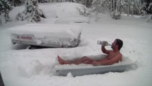 Il se promène dans la neige en caleçon