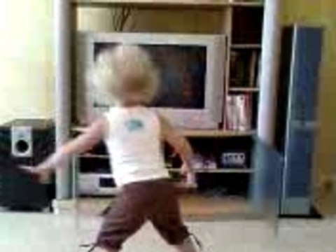 anjy en train de danser