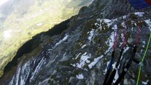 Jamie Lee fait du parapente au ras des montagnes dans les Alpes suisses