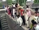 Jahalat ki intiha ! Ap bhi dekhain iss video main or khud faisla kren