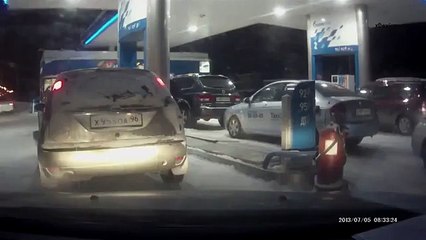 Le comportement incroyablement stupide d'une femme à une station-service