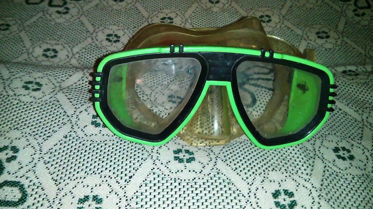 Green underwater mask