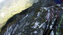 Jamie Lee fait du parapente dans les Alpes au ras des montagnes
