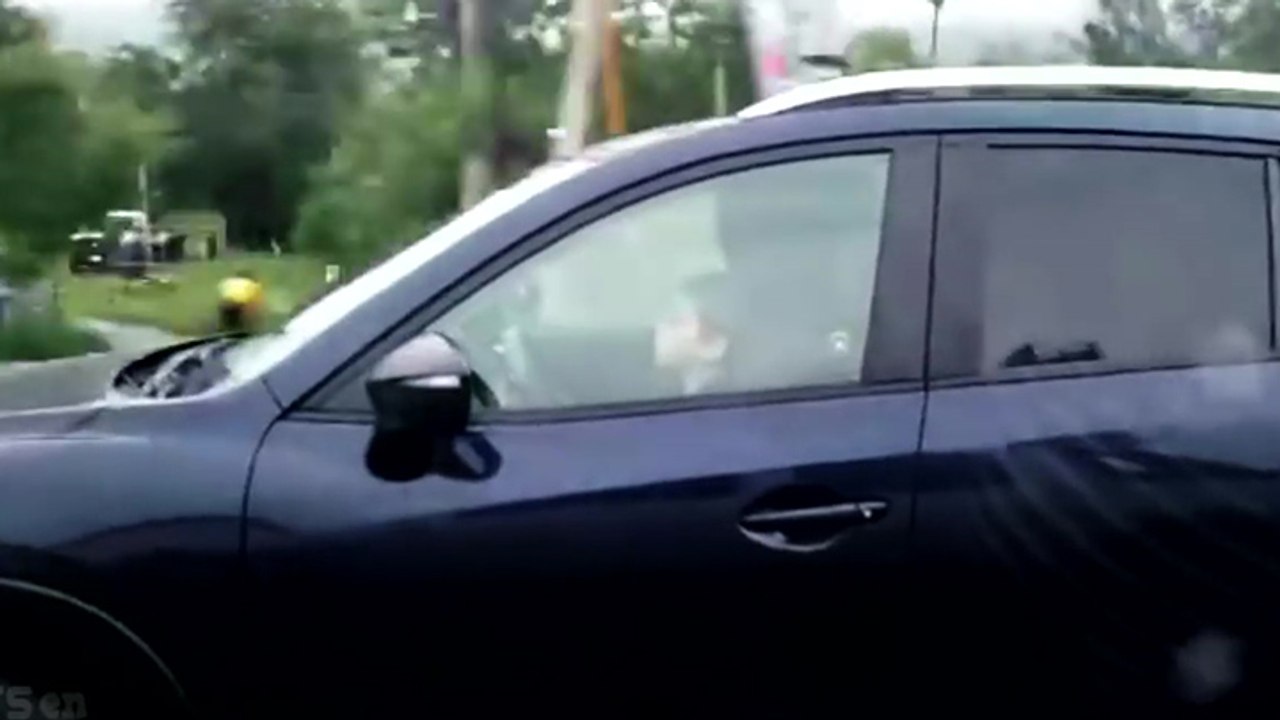 Un enfant conduit une voiture