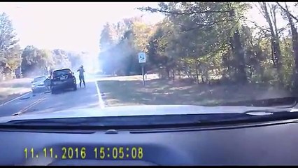 Un chauffard double dans un virage et crée un carambolage tout en s'enfuyant