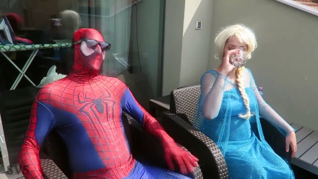 Is Frozen Elsa Kissing Batman? w/ Spiderman & Pink Spidergirl Mermaid, Joker & Maleficent Superhero