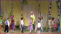 Выступление детей Милана 5 лет Танцует Россия Уфа childrens holiday tree girl Dancing 5 years