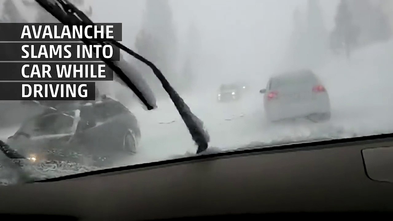 Une avalanche de neige sur la voiture juste devant lui