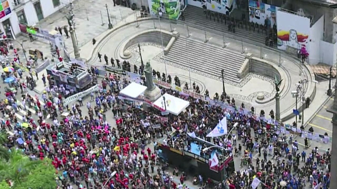 Servidores do Rio protestam contra austeridade