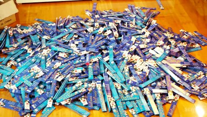 Inserisce 10.000 stelline di Capodanno in una pentola. Il risultato è esplosivo!