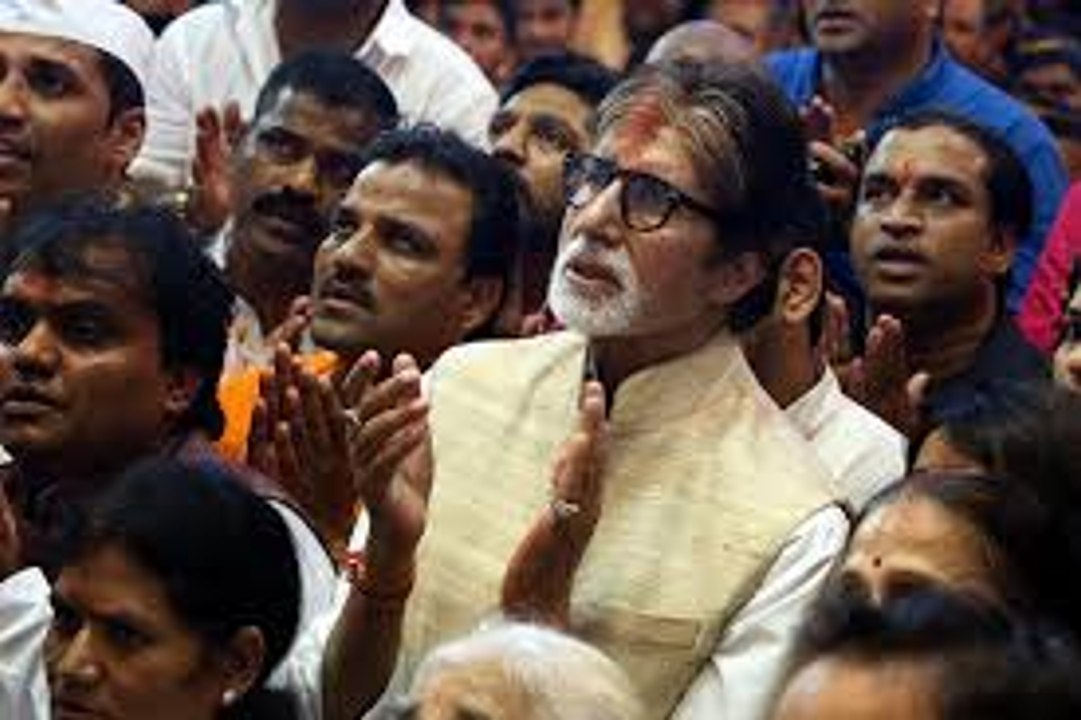 After note banned in india , how Amitabh bachan changed his notes in bank  see