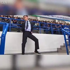 On pense qu'il fait partie du staff mais il va enflammer le stade avec une danse endiablée