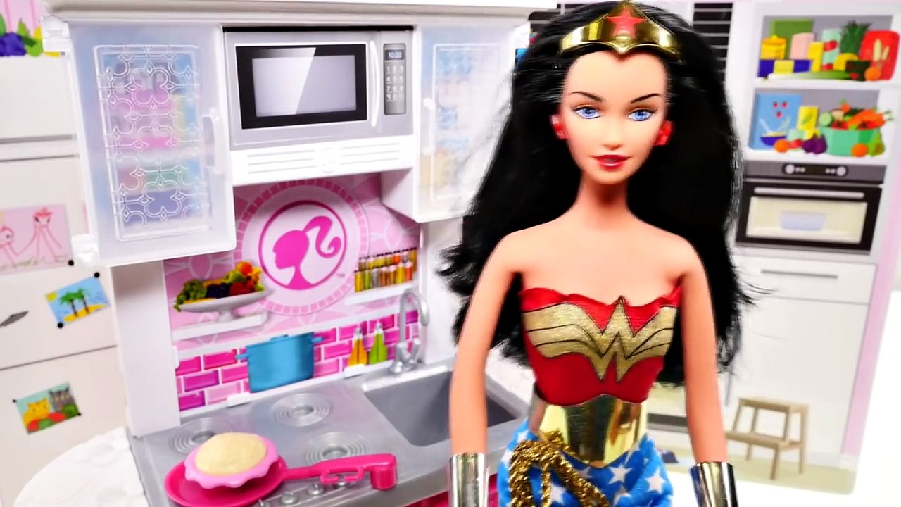 Cocinando con la Mujer Maravilla  Preparando Camarones en Harina con Ursula  Barbie Superheroe