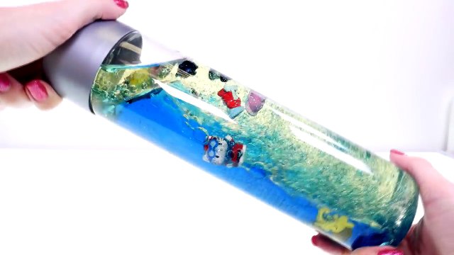 Haz tu Propio Oceano en una Botella con Brillos y Juguetes Divertidas Manualidades DIY Para Niños