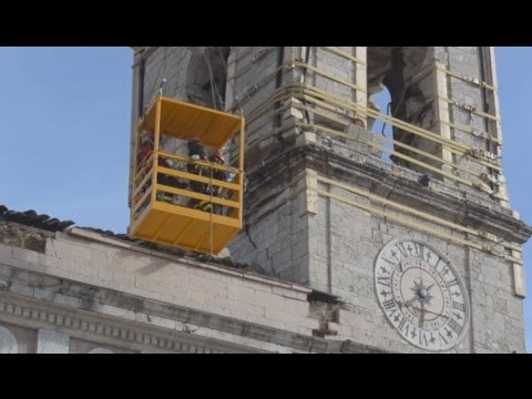 Norcia (PG) - Terremoto, rimozione macerie da tetto Torre Civica (14.11.16)