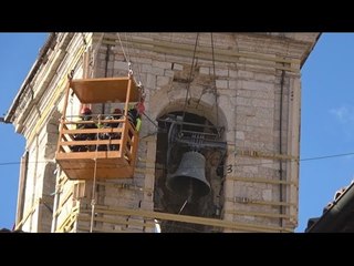 Norcia (PG) - Terremoto, recupero terza campana Torre Civica (10.11.16)