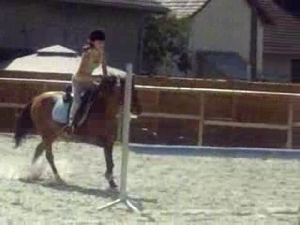 Mwa et joy sur un parcour de saut
