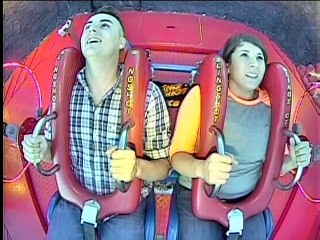 En Floride, un homme s’évanouit plusieurs fois dans un slingshot mais garde le sourire !