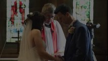 Ces futurs mariés se tiennent debout devant l’autel. Soudain, le jeune homme se retourne, sort de l’église en courant et