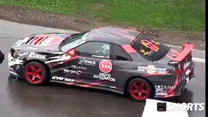 This guy is one hell of a drifter using only his foot to steer his R34 Skyline