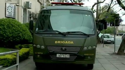 Por falta de vagas em presídios, bandido fica detido em micro-ônibus