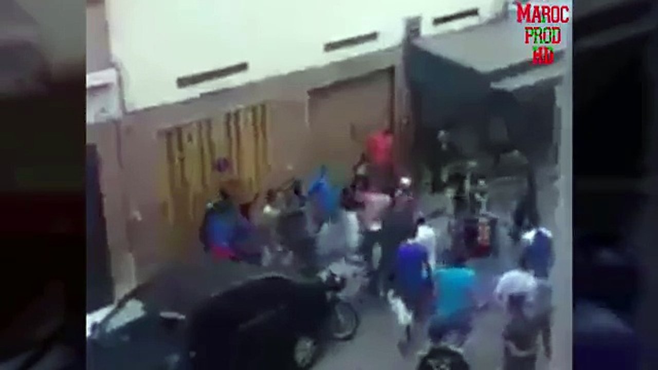 ---شاهد شجار خطير بالسيوف لمشرملين بأحد المدن المغربية