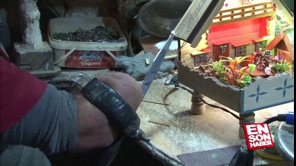 Kolları olmadan 7 bin maket yaptı