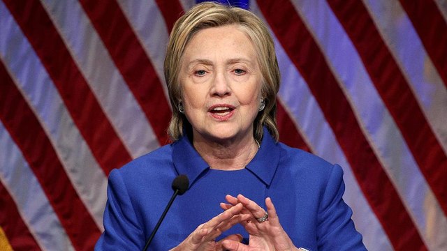 Hillary Clinton reaparece en público y pide a sus seguidores que nunca abandonen