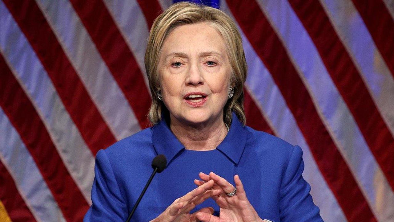 Clinton diz que os EUA continuam a "valer a pena"