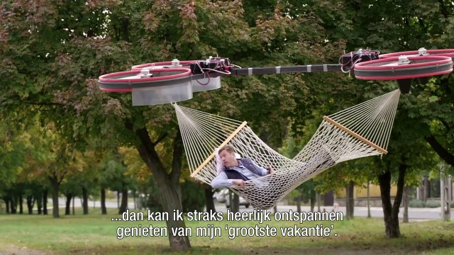 Voler dans un Hamac porté par un Drone géant ? Le rêve !
