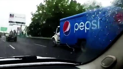Un enfant conduit à plus de 100 km/h au Mexique !!