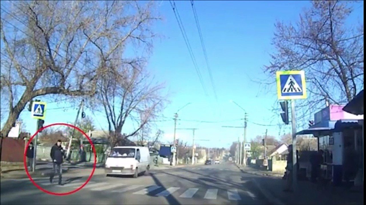 Renversé par un van il est ignoré par des piétons ! Les batârds