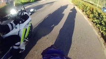 En scooter il échappe à 2 motos de flics à travers les jardins de maisons