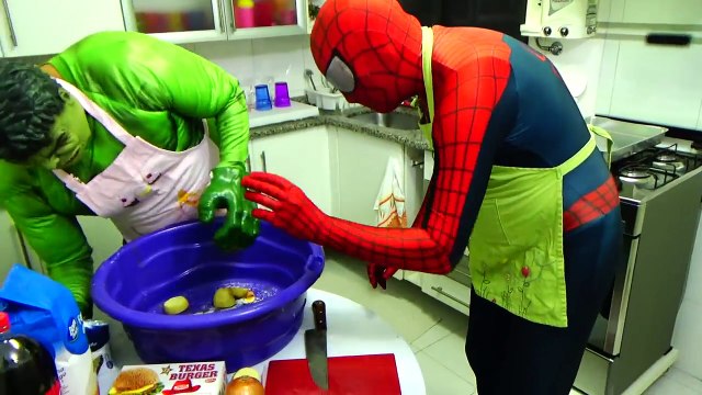 Venom vs Frozen Elsa - Frozen Elsa becomes Venom vs Spiderman w/ Cinderella - Real Life Superheroes