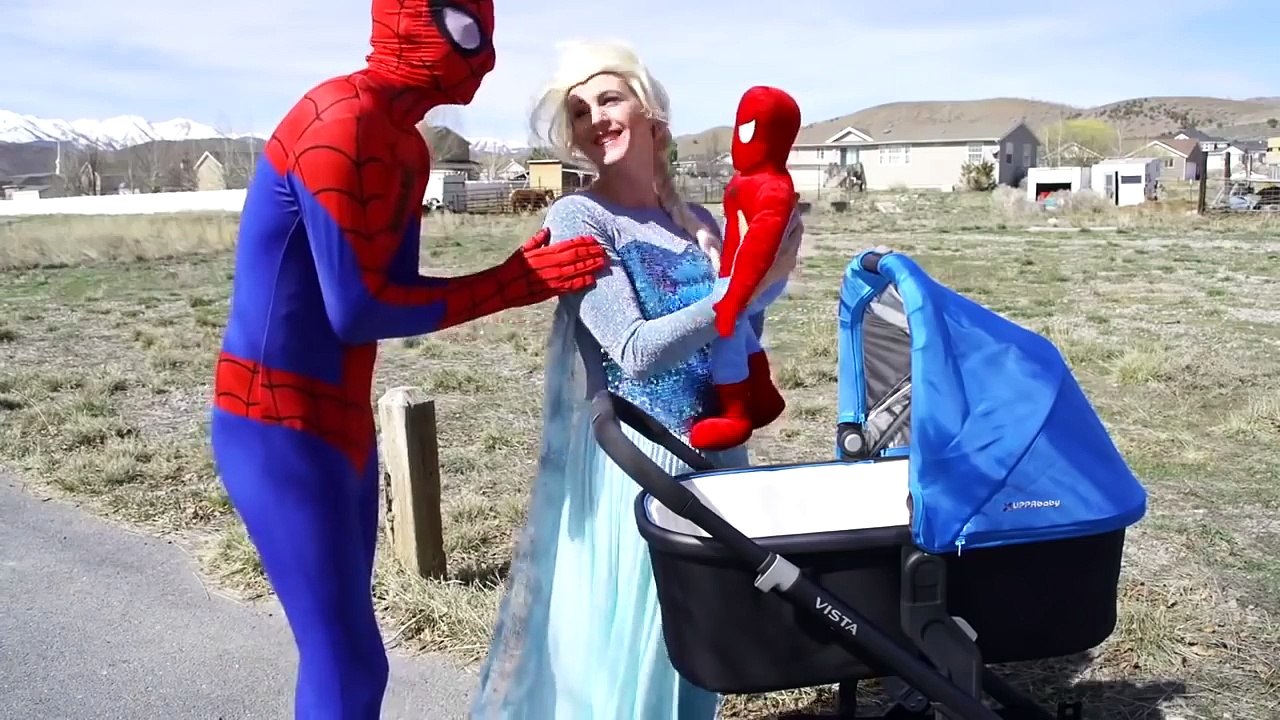 Spiderman & la reine des neiges avec BEBE Spider en Français!