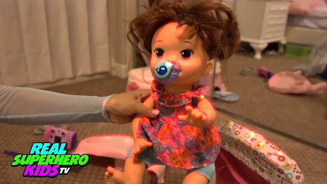 GIANT SPIDERS ATTACK BAD BABY GIRL SLEEPING FROZEN ELSA IN HER BED vs Bad Baby Alive Toy Freaks Out!