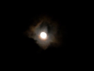 LA LUNE A REIMS LE 16-11-2016 a 20h 45 . ENTRE LES NUAGES